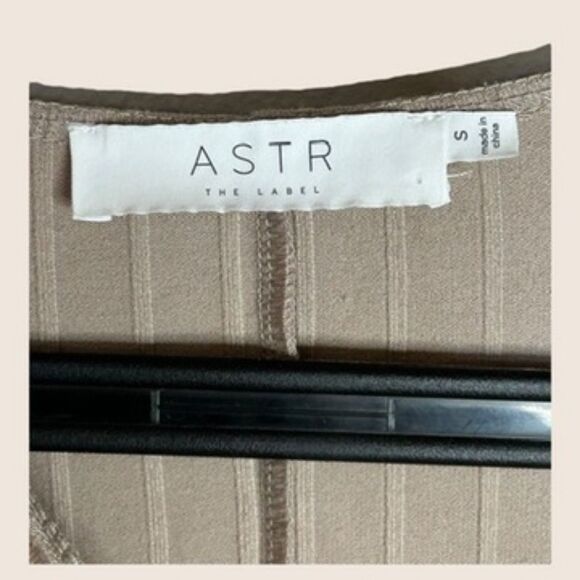 🍦 SMALL TWIST FRONT RIBBED BODYCON MIDI DRESS OATMEAL CREAM ASTR THE LABEL - Picture 6 of 7